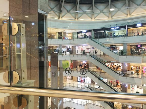 上海徐家汇汇金百货商场内一女子从7楼坠亡-新闻
